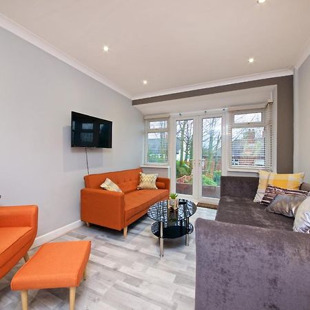 Beautiful Cozy Home With Free Parking Манчестър Екстериор снимка