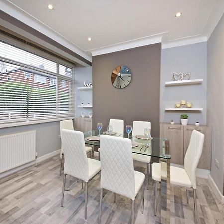 Beautiful Cozy Home With Free Parking Манчестър Екстериор снимка