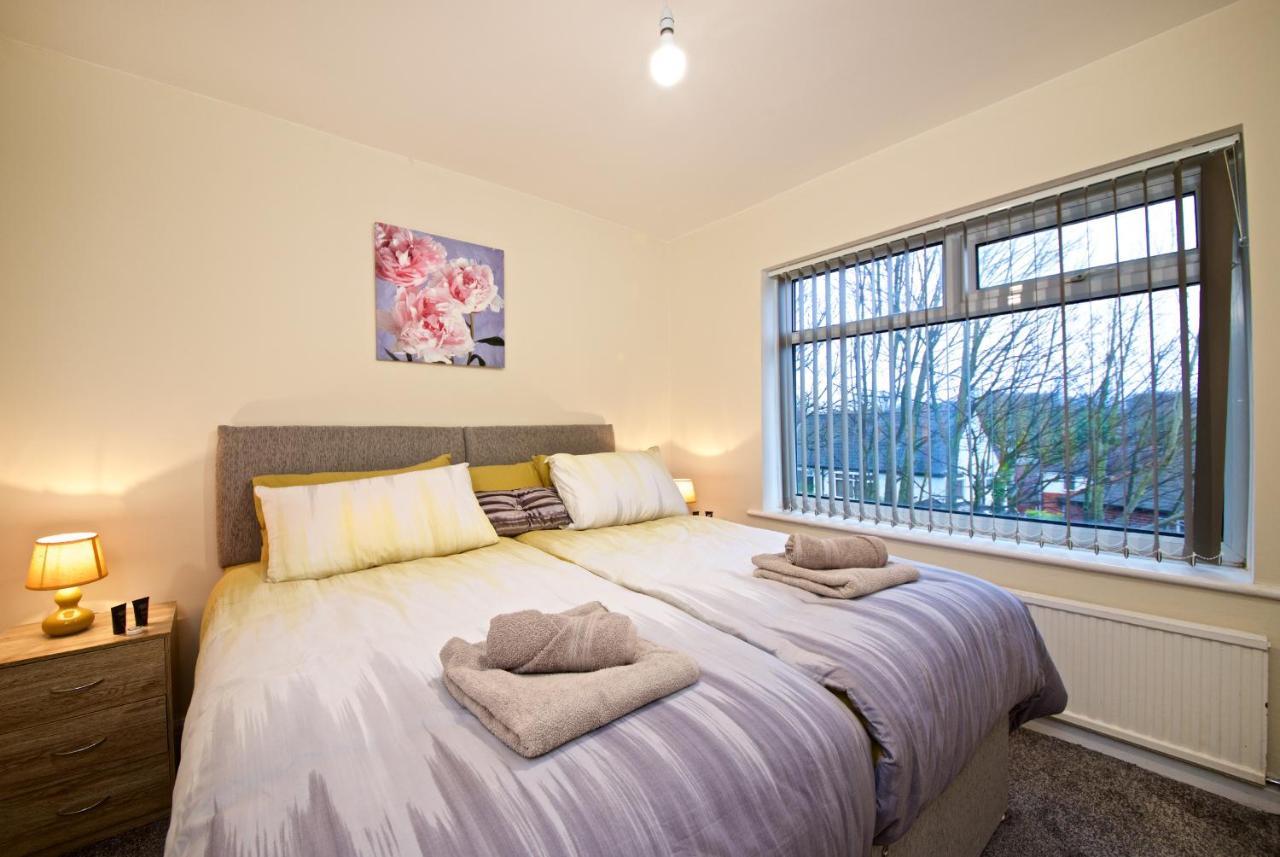 Beautiful Cozy Home With Free Parking Манчестър Екстериор снимка