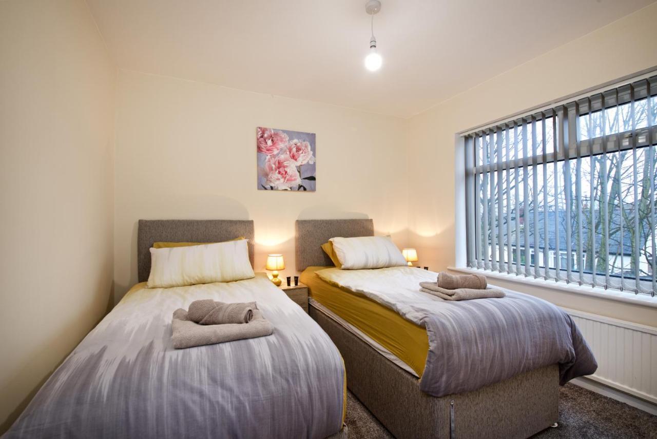 Beautiful Cozy Home With Free Parking Манчестър Екстериор снимка