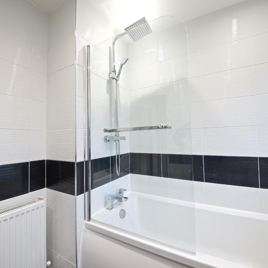 Beautiful Cozy Home With Free Parking Манчестър Екстериор снимка